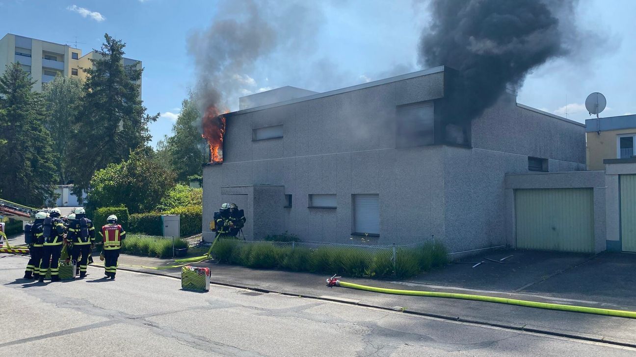 Die Feuerwehr löschte das Haus über die Drehleiter.