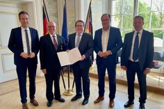 von links: Manuel Follmann (Bürgermeister VG Wittlich-Land), Norbert Kraff, Thomas Linnertz (ADD-Präsident), Gregor Eibes (Landrat Bernkastel-Wittlich) und Werner Monzel (Ortsbürgermeister Hetzerath)