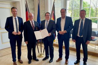 von links: Manuel Follmann (Bürgermeister VG Wittlich-Land), Norbert Kraff, Thomas Linnertz (ADD-Präsident), Gregor Eibes (Landrat Bernkastel-Wittlich) und Werner Monzel (Ortsbürgermeister Hetzerath)