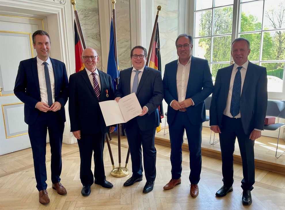 von links: Manuel Follmann (Bürgermeister VG Wittlich-Land), Norbert Kraff, Thomas Linnertz (ADD-Präsident), Gregor Eibes (Landrat Bernkastel-Wittlich) und Werner Monzel (Ortsbürgermeister Hetzerath)