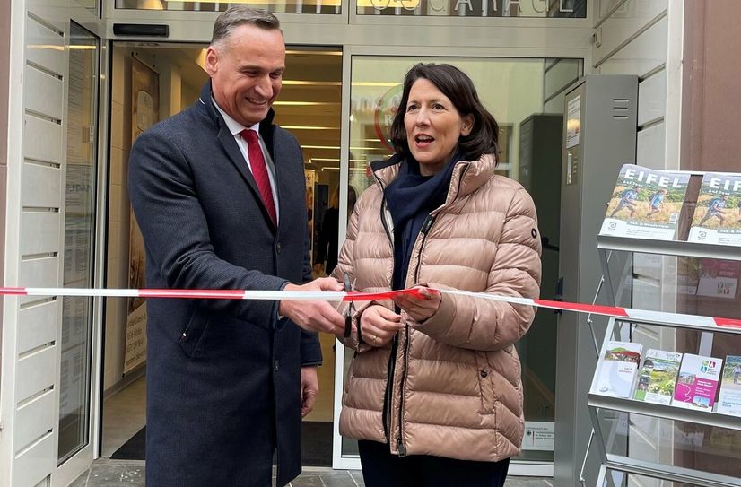 Bürgermeister Joachim Rodenkirch und Verkehrsministerin Daniela Schmitt eröffnen das Wittlicher "Rad Haus".