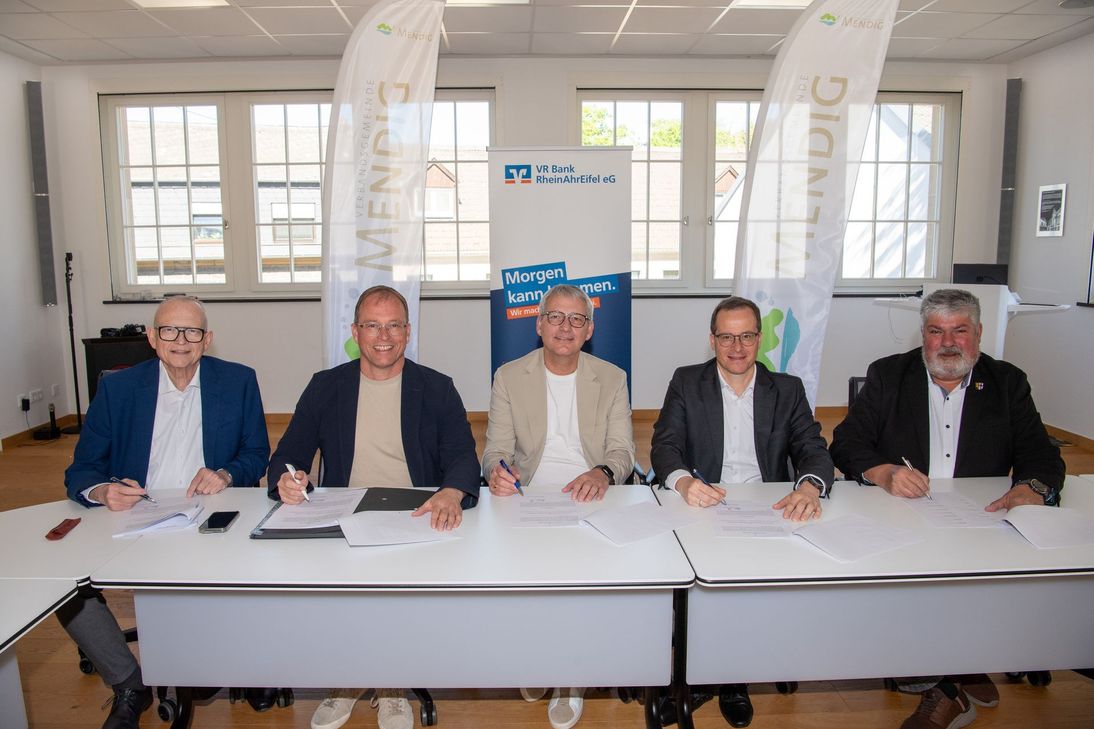Im Rahmen eines Termins in der VG-Verwaltung Mendig wurde die vorab vereinbarte Regelung mit den vom Umzug betroffenen Gemeinden noch abschließend unterzeichnet (von links): Georg Moesta, Kanzlei Martini, Moog, Vogt, Jörg Lempertz, Bürgermeister VG Mendig