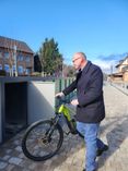 Sicherer Unterstand mit Lademöglichkeit: Bürgermeister Sebastian Glatzel hat die neuen Fahrradboxen auf ihre Funktion getestet.