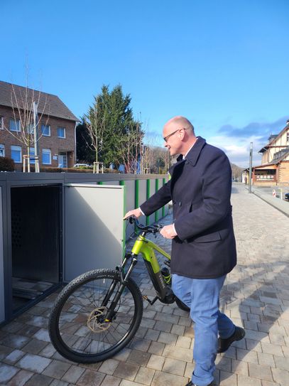 Sicherer Unterstand mit Lademöglichkeit: Bürgermeister Sebastian Glatzel hat die neuen Fahrradboxen auf ihre Funktion getestet.