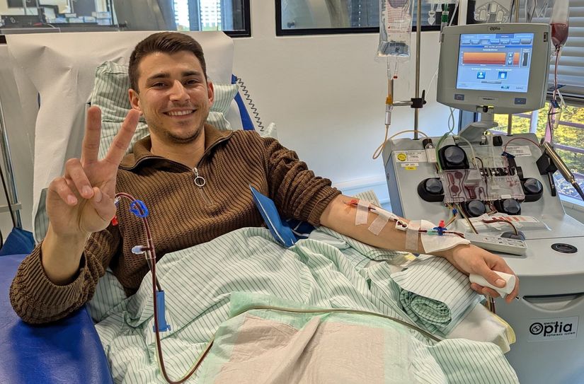 Michael Durach bei der peripheren Stammzellentnahme. Dabei wird jeweils ein Zugang in beide Armvenen gelegt, ähnlich wie bei einer Blutspende.