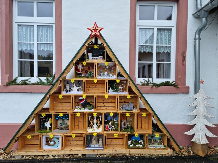 So sieht der Adventskalender bei Tageslicht aus.