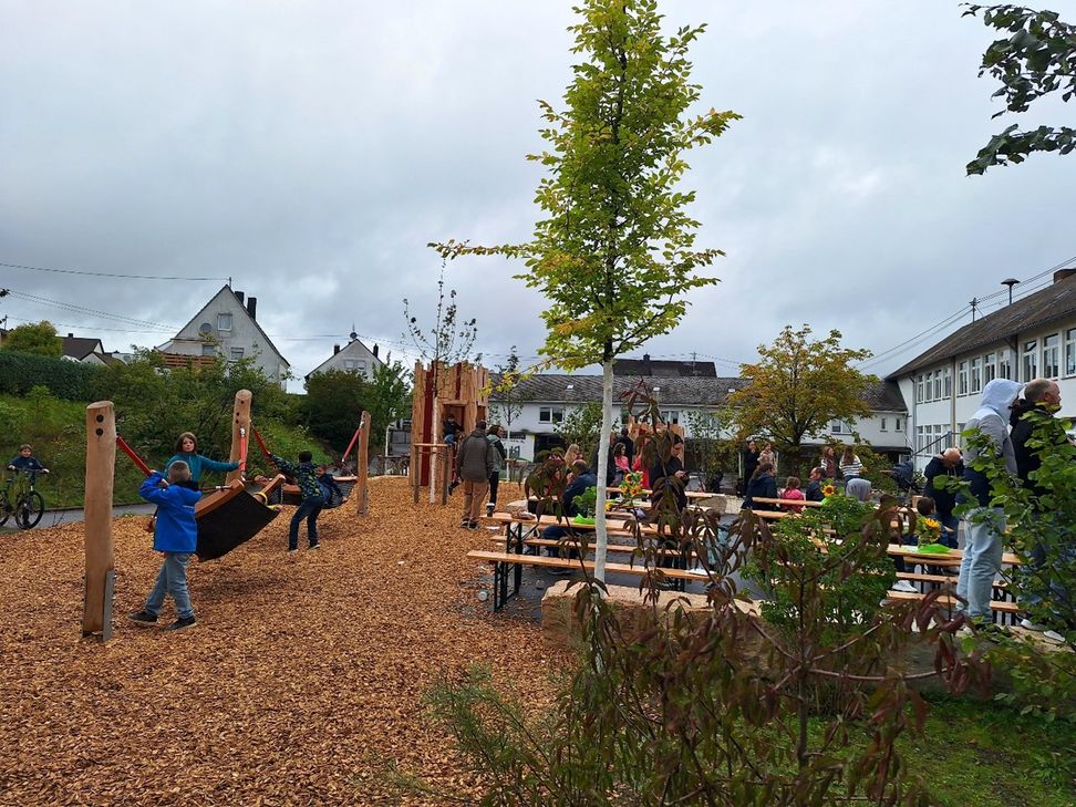 Die Burg-Grundschule Ulmen feierte die Einweihung ihres neuen „Forscherhofs“ – ein naturnaher Schulhof zum Entdecken, Spielen und Lernen.
