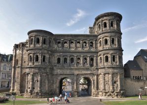 Trier ist eine Stadt im Südwesten Deutschlands und vor allem für ihr römisches Stadttor: "Porta Nigra" bekannt.