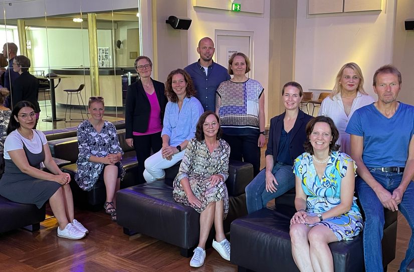 Elena Tzavara (4.v.r.), Jutta Kröhnert (3.v.r.) und Jörg Funk (5.v.l.) freuen sich mit allen Projektbeteiligten auf das bevorstehende Kindertheaterfestival »Sieh mal an« vom 15. bis 19. April 2024 im Theater Aachen.