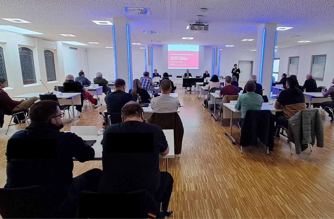 Ute Juchem, SGD Nord, erläutert die gesetzlichen Grundlagen der Gewässerunterhaltung.