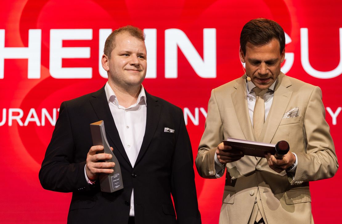 Gewinner des Young Chef Awards ist Axel Boesen, Küchenchef des Restaurants Dopamin in Saarburg, das sich in der „Villa Keller“ befindet. Kurz nach seiner Aufnahme in den Michelin Guide hat das Dopamin jetzt auch einen Stern erhalten.