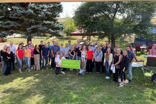Den Abordnungen der Vereine wurde am Freitagabend in Weiller bei Monzigen der symbolische Scheck von Westenergie und WochenSpiegel überreicht.