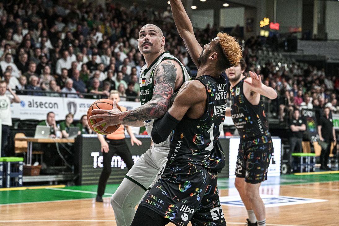 Maik Zirbes mit der Nummer 33 von den Gladiators Trier im Zweikampf.