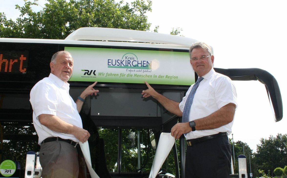 Geschäftsführer Eugen Puderbach (l.) und Landrat Günter Rosenke bringen einen der Aufkleber an. Foto: W. Andres / Kreis Euskirchen