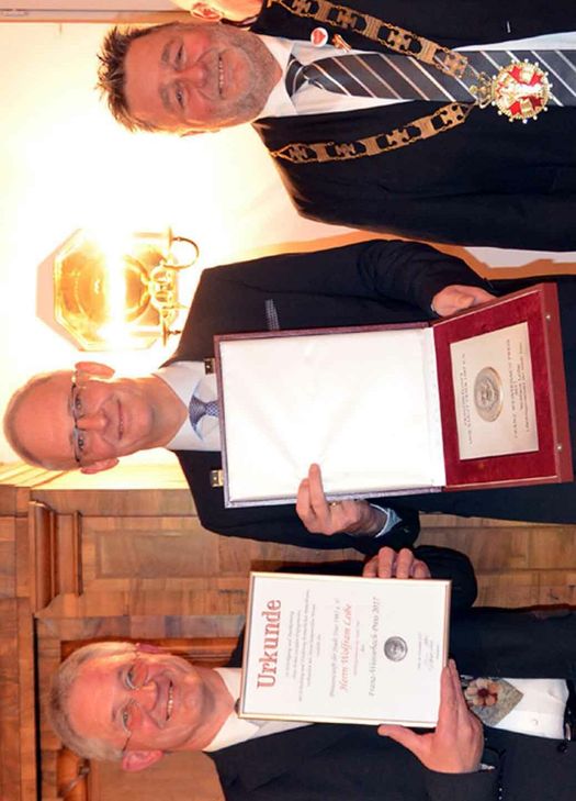 "Honi soit qui mal y pense" ("Ein Schelm, wer Böses dabei denkt"): Der 30. Preisträger des Franz-Weissebach-Preises ist – wie der erste – Oberbürgermeister der Stadt Trier. Auf Felix Zimmermann (1988) folgten Helmut Schröer (1991), Klaus Jensen (2010) und jetzt Wolfram Leibe. Laudator und Vorjahrespreisträger Pater Aloys Hülskamp (l.) und der Präsident der Prinzenzunft, Jürgen Schlich (r.), überreichten den mit 500 Euro dotierten Preis, der heimatliche Verbundenheit, Sinn für Humor und soziales Engagement honoriert, an Triers ersten Bürger. Foto: Finkenberg