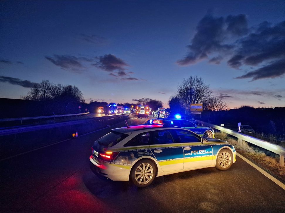 Auf der B 41 wurde ein Feuerwehrkamerad beim Absichern einer Unfallstelle überfahren.