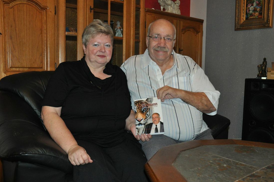 Adelheid und Günter Charell haben die autobiografische Erzählung des "Tigermannes" herausgegeben. Ein eher verharmlosender Titel, denn die »Begegnung mit elf Tigern« hat Günter Charell nur mit sehr viel Glück überlebt.