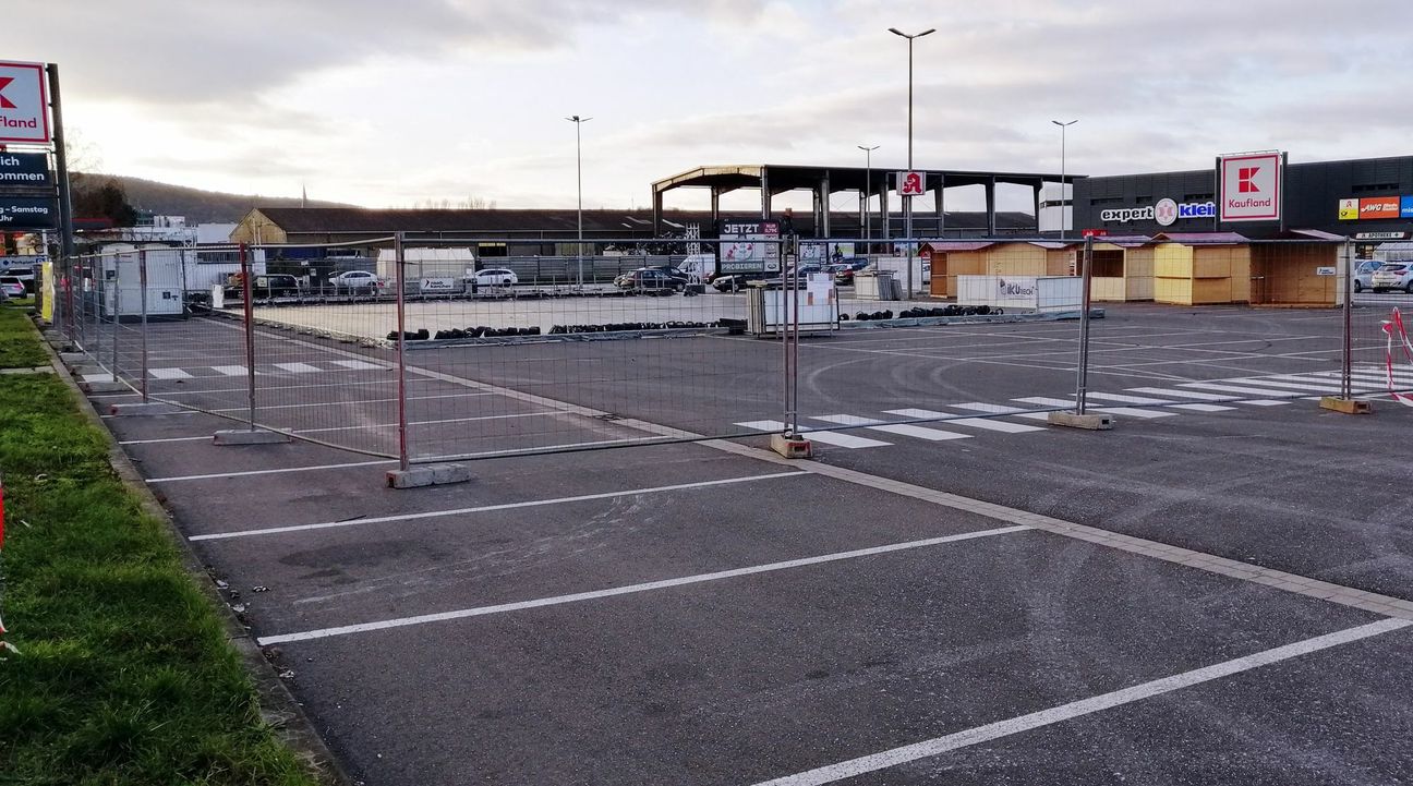 Die städtische Bauaufsicht hatte die Eislauffläche, die gerade am Kaufland aufgebaut wird, am Montag stillgelegt.