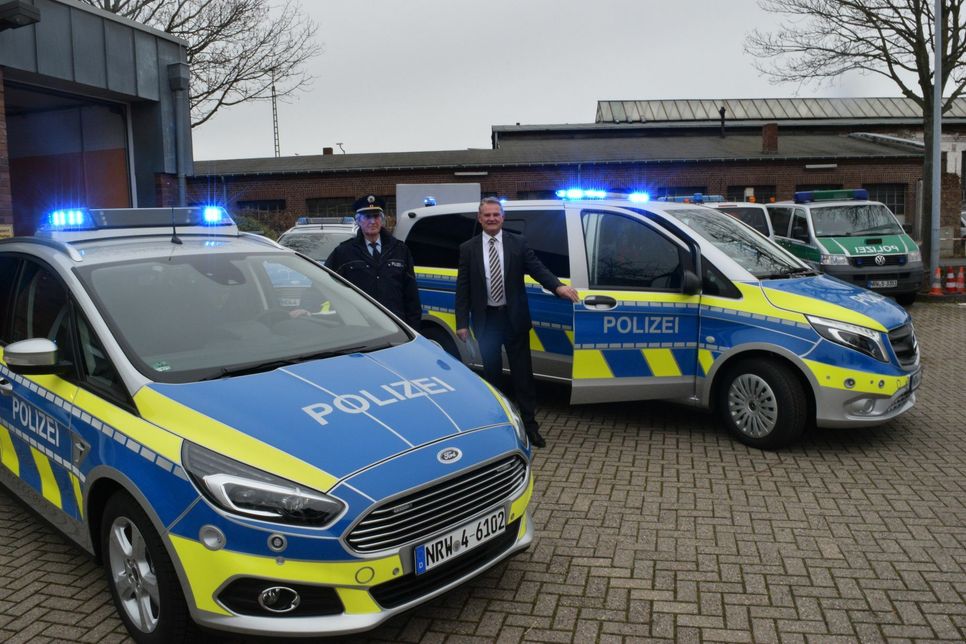 Landrat Günter Rosenke und Polizeidirektor Harald Mertens präsentierten die neuen Streifenwagen. Foto: Scholl