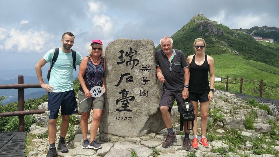 Mario Rüttgers zeigt seiner Familie aus der Eifel die neue Heimat: Hier hat der Wahl-Koreaner den Mudeung-Berg bei Gwangju im Westen der koreanischen Halbinsel bestiegen. Foto: Privat
