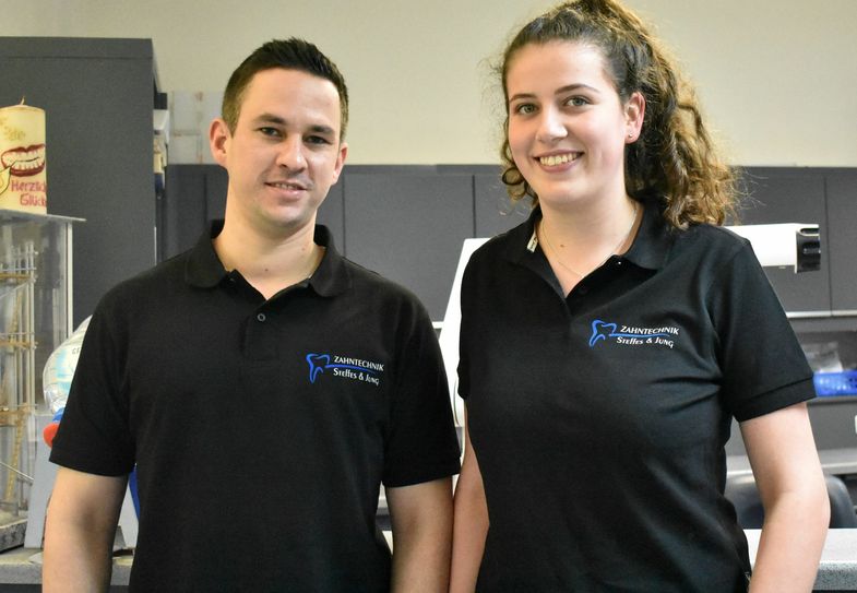 Daniel Steffes (l.) bildete Lena Lamberty im Gerolsteiner Zahntechniklabor aus. Foto: Woltmann