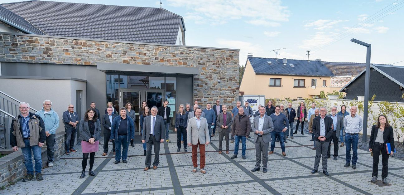 Teilnehmende des Workshops Hochwasserpartnerschaft „Ahr“. SGD-Nord-Präsident Wolfgang Treis (Bildmitte) und rechts der Erste Kreisbeigeordnete Horst Gies MdL.  Foto: KV Ahrweiler