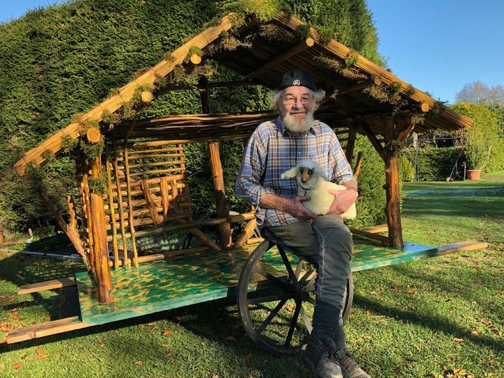 Zum zweiten Mal werkelt Reiner Jakobs »nur« an einem kleinen Stall, der statt der großen Landschaftskrippe in der Höfener Pfarrkirche errichtet wird.