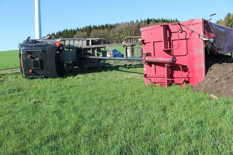 Da seine Position wohl ungünstig war, kippte der LKW beim Entladen um. Foto: Polizei Daun