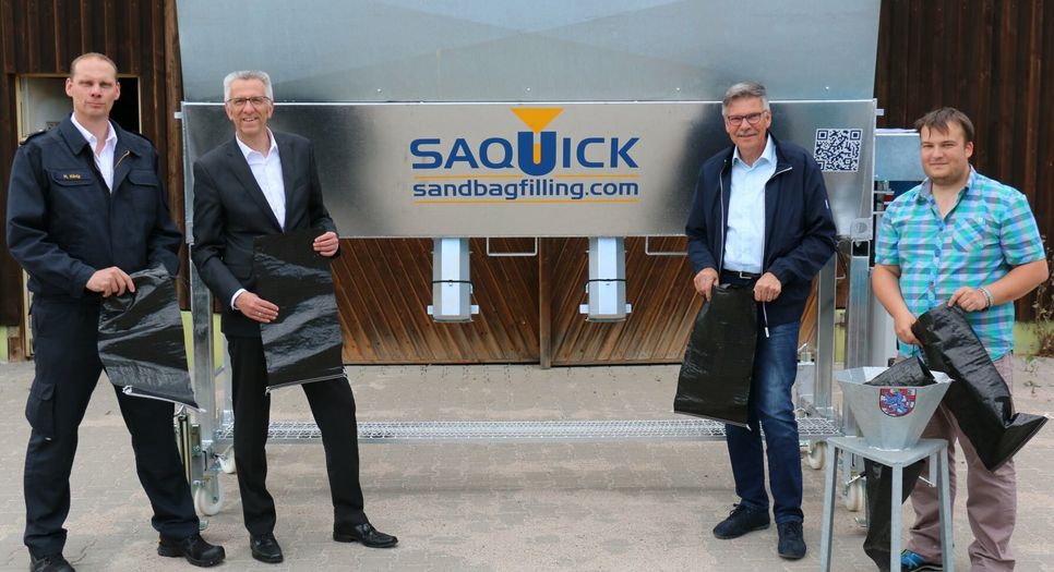 Matthias König, Brand- und Katastrophenschutzinspekteur Landkreis Birkenfeld, Erik Gregori, Vorstand Volksbank Hunsrück-Nahe eG, Bruno Zimmer, Erster Kreisbeigeordneter Landkreis Birkenfeld und Jan-Niklas Finck, Sachbearbeiter Brand- und Katastrophenschutz Landkreis Birkenfeld.