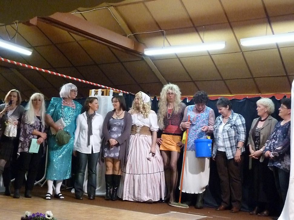 Dorffeste und private Feiern finden im Saal Hütten statt.