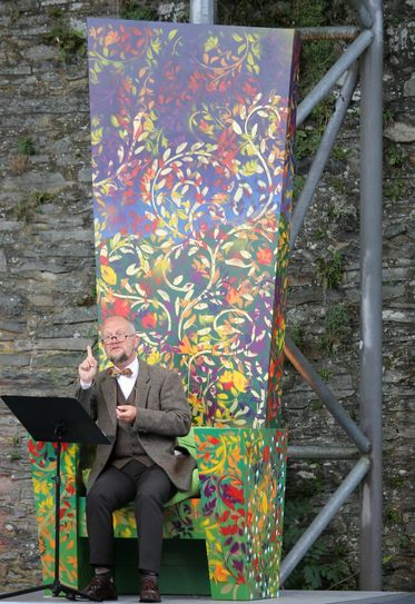 Setzte ganz auf die Kraft seiner Stimme: Erzähler Ralf Kramp begeisterte die Zuhörer beim Familienkonzert am Sonntagmittag auf der Monschauer Burg. Fotos: Christoph Hahn