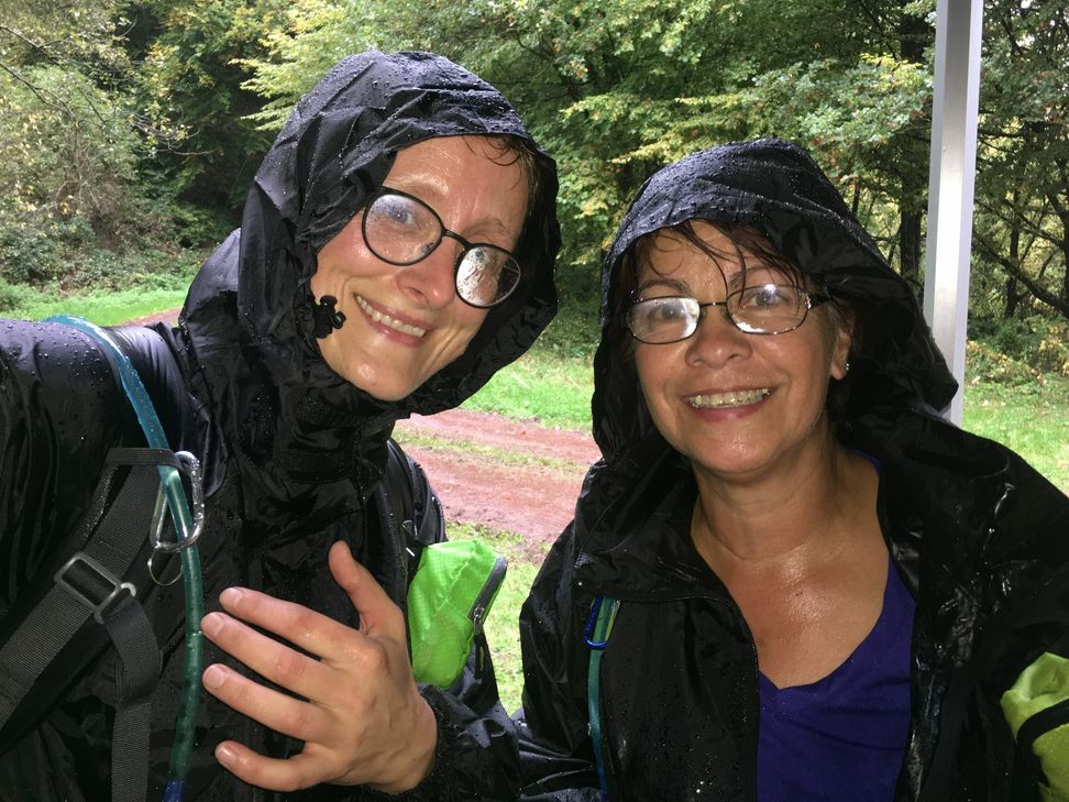 Mit Leib und Seele dabei: Claudia Herr (links)  und Anita Becker trotzdem nahezu jeder Witterung. Es gibt schließlich kein schlechtes Wetter, nur schlechte Kleidung.                                                                                                                         Foto: Privat