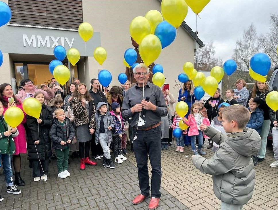 Gemeinsam ließen die Kinder blau-gelbe Luftballons als Zeichen des Friedens aufsteigen.