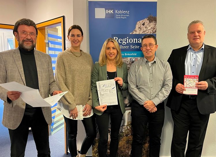 Von links: Wolfgang Hey (Viscon), Christina Biehl (WFG BIR), Christina Schwardt (IHK IO), Hans-Jörg Platz (IHK Vizepräsident, Jörg Lindemann (Bundesverband Edelstein- und Diamantindustrie).