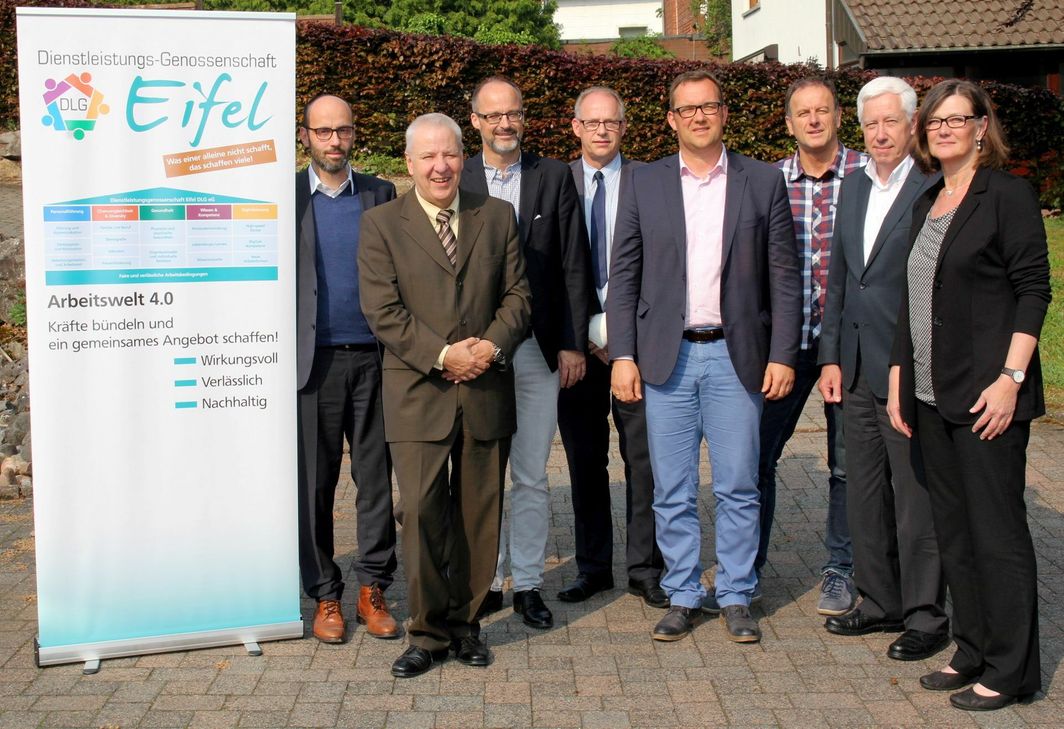 Vorstand und Aufsichtsrat der Dienstleistungsgenossenschaft Eifel DLG (v.l.): Thomas Artmann, Bernd Becker, Rolf Klöcker, Joachim Hees, Thomas Hambach, Franz-Peter Schäfer, Hubertus Kantelberg und Gisela Caspers,. Es fehlt Wolfgang Merten. Foto: Thomas Schmitz/pp/Agentur ProfiPress