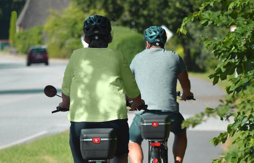 Vorbildlich: Mit Helm unterwegs.