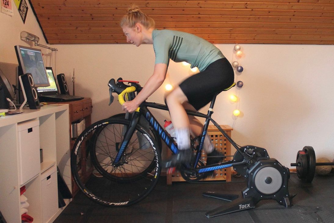Statt stumpfem Indoor-Training misst sich Selma Trommer mit ihrem Smattrainer in virtuellen Rennen. Foto: privat