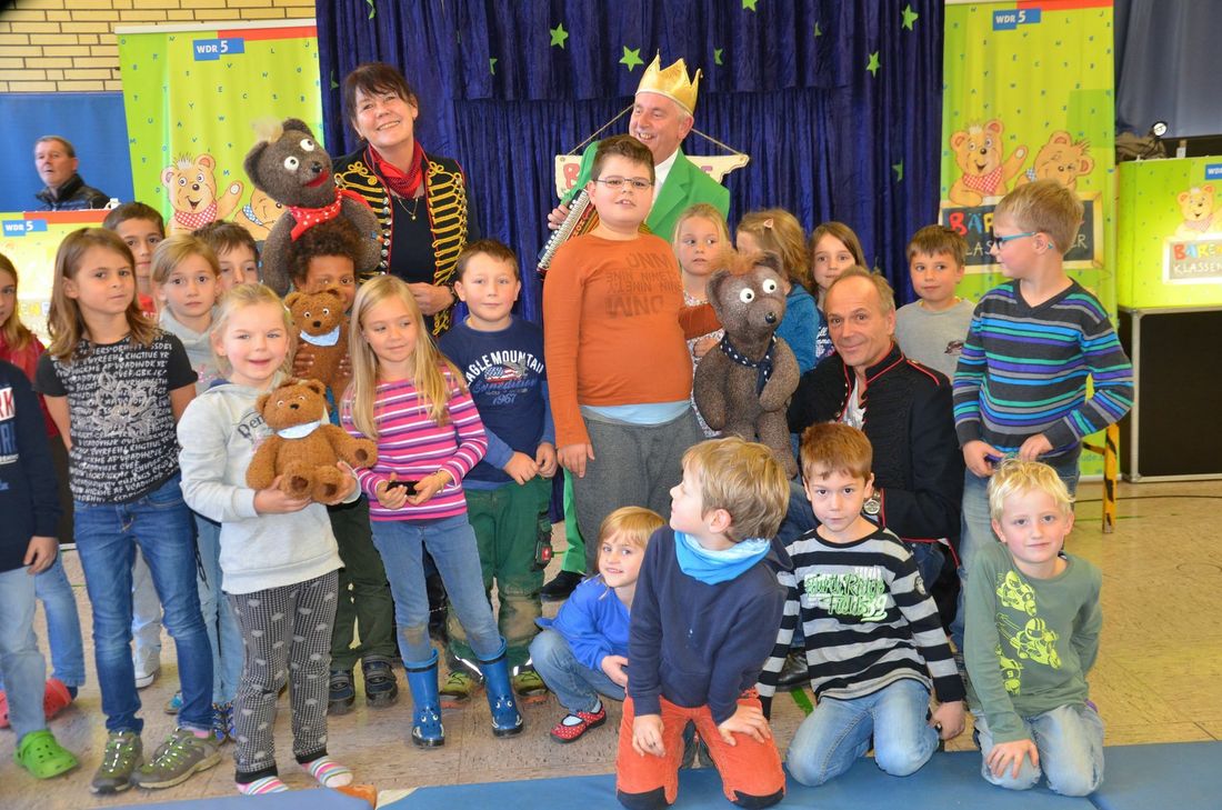 Begeistert von den Handpuppen Johannes und Stachel, die »aus dem Radio« kommen, durchlebten die Erstklässler und Vorschulkinder eine spannende Reise auf der Suche nach dem Glück.