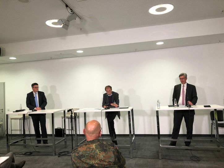 Prof. Dr. Thomas Ittel (Bildmitte) sieht wie Dr. Tim Grüttemeier und Marcel Philipp positive Entwicklungen, aber auch Gefahren in der Corona-Pandemie. Foto: T. Förster