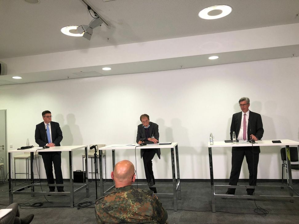 Prof. Dr. Thomas Ittel (Bildmitte) sieht wie Dr. Tim Grüttemeier und Marcel Philipp positive Entwicklungen, aber auch Gefahren in der Corona-Pandemie. Foto: T. Förster