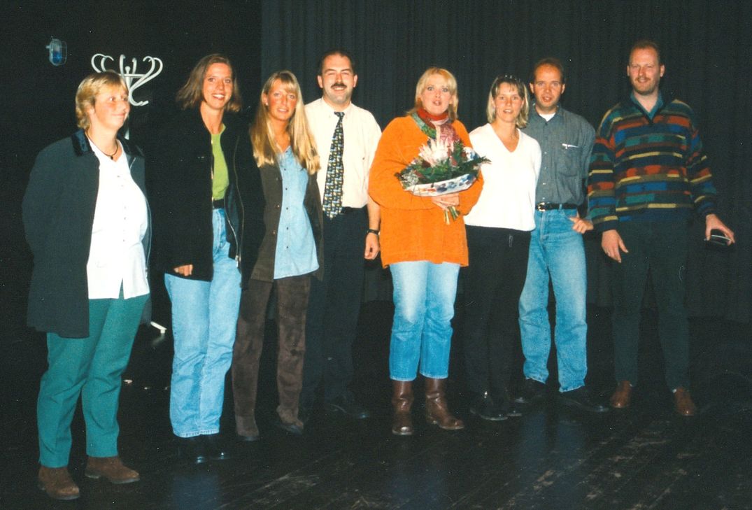 Gruppenbild mit Gaby Köster: Die KulTour-Männer und -Frauen Mitte der 1990er-Jahre.