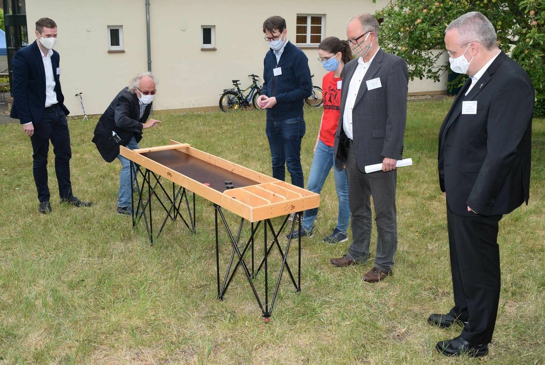 Ließen es sich nicht nehmen, selbst die Spiele auszuprobieren (v.li.): Peter Wackers (Leader-Region), Hans-Hubert Keller (KJA Köln, Projektleiter), Lars Gippert (KJA Bonn), Pia Roloff (Ferien zu Hause), Jürgen Preuß (Stadt Zülpich) und Pfarrvikar Pfarrer Markus Breuer. Foto: Scholl