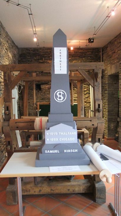 Der Nachbau des Grabsteins von Samuel Hirsch in Chicago – ein Werk der Schüler der Thalfanger Realschule plus. Foto: Fischer