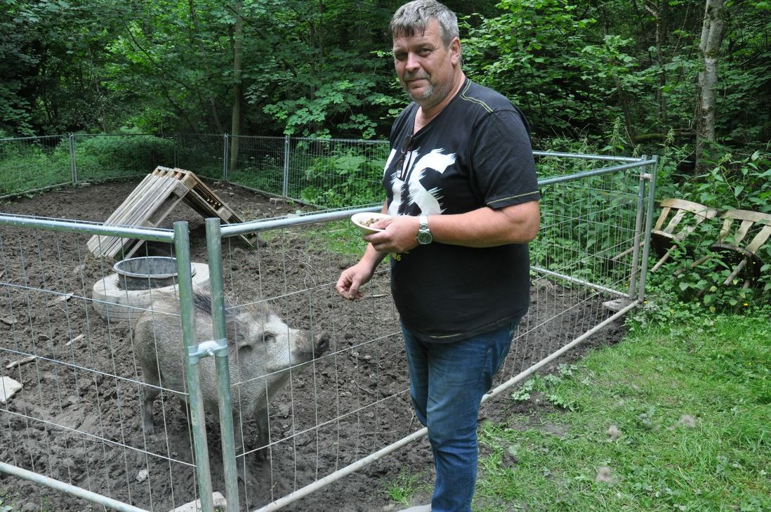 Johannes Brengmann und das Wildschwein "Peppa".
