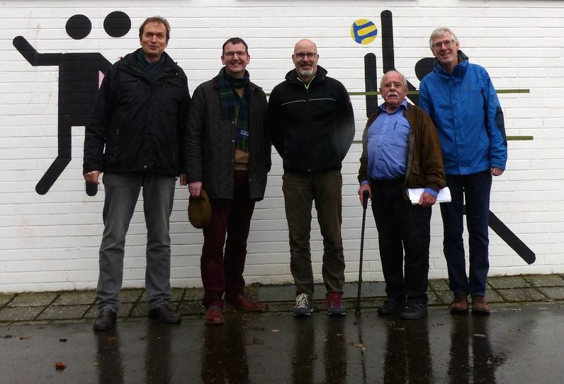 Der Freundeskreis des Franziskus-Gymnasiums will sich auf seiner nächsten Versammlung neu aufstellen. Die Vorstandsmitglieder Wolfgang Heidinger (2.v.l.), Robert Hellwig und Wolfgang Heidinger (r.) wollen zudem neue Aktive und Unterstützer finden, was von Schulleiter Dr. Peter Cordes (l.) und seinem Stellvertreter Dirk Sieven unterstützt wird. Foto: Hoffmann