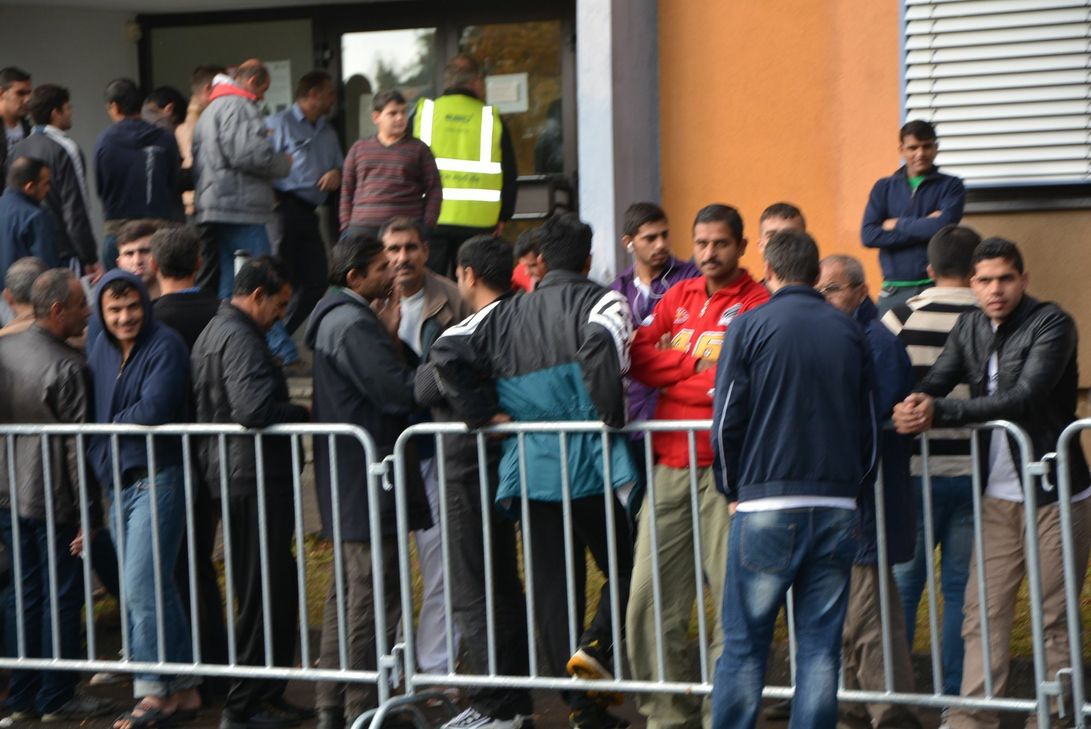 Das Titelbild der Ausstellung »Kommen. Gehen. Bleiben.« im Kreuzgang des Klosters Steinfeld zeigt die Ankunft von Flüchtlingen vor dem Kolpinghaus in Euskirchen um das Jahr 1956.