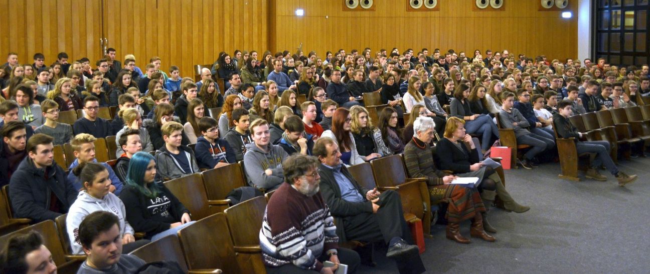 Aufmerksame Schüler bei der offiziellen Eröffnung der Ausstellung. Repros und Fotos: Michael Nielen