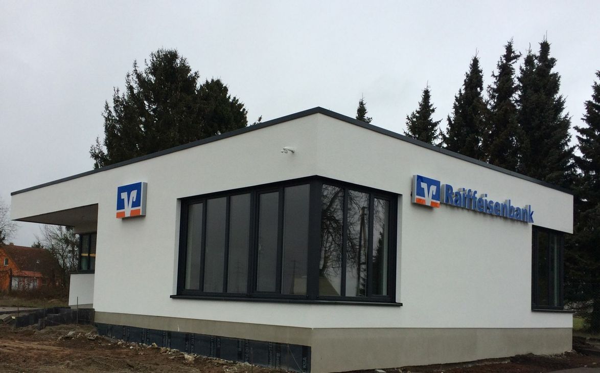 Bis auf einige Arbeiten an der Außenanlage ist die neue Filiale der Raiffeisenbank Eifeltor in Forst "einsatzbereit".