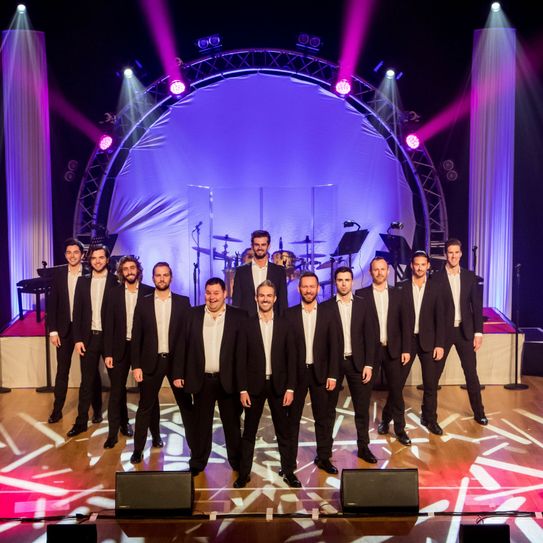 The 12 Tenors auf Best of-Tour: Zwölf einzigartige Stimmen, umrahmt von einer spektakulären Lichtshow. Foto: Claude Piscitelli