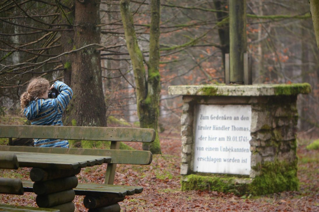 Am 19. Januar 1741 soll sich hier eine abscheuliche Bluttat zugetragen haben. Das Mahnmal erinnert heute noch an den Tiroler Händler Thomas. Foto: FF